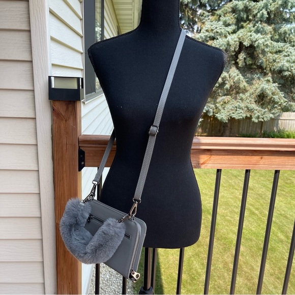 Calpak Faux Leather RFID Travel Wallet Gray Crossbody Shoulder Bag Fur Strap - Picture 4 of 14